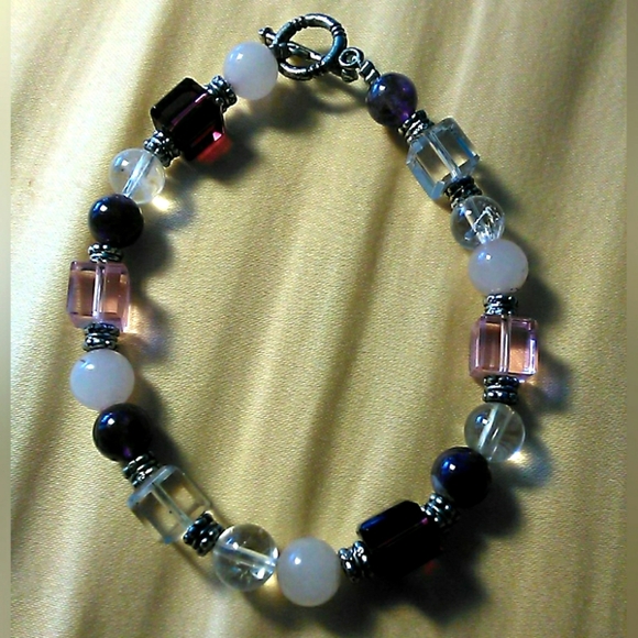 VINTAGE CRYSTAL BEADED BRACELET PURPLES CLEAR PINK & WHITE W/ SILVER BEADS 8 in. - Picture 1 of 4